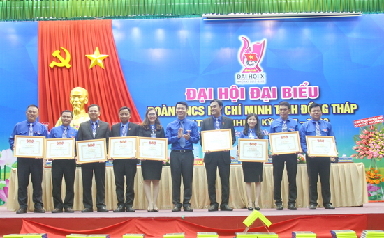Bí thư Trung ương Đoàn Nguyễn Ngọc Lương trao bằng khen của BCH Trung ương Đoàn cho các tập thể và cá nhân 